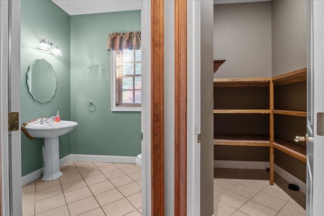 867 River Oaks Dr, Big Sandy, TN 38221