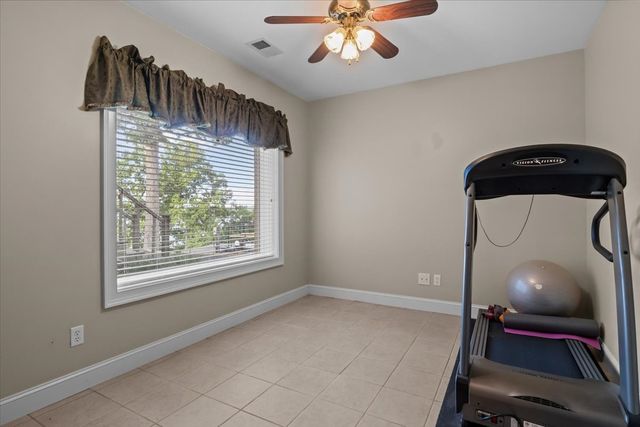 867 River Oaks Dr, Big Sandy, TN 38221