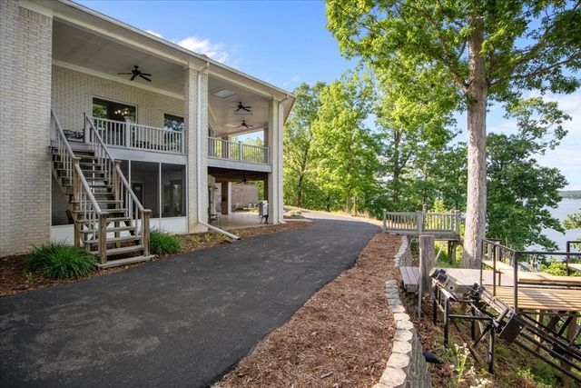 867 River Oaks Dr, Big Sandy, TN 38221
