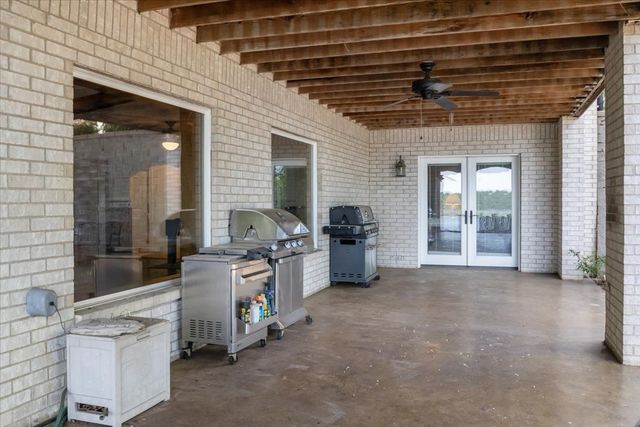 867 River Oaks Dr, Big Sandy, TN 38221
