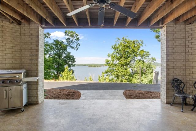 867 River Oaks Dr, Big Sandy, TN 38221
