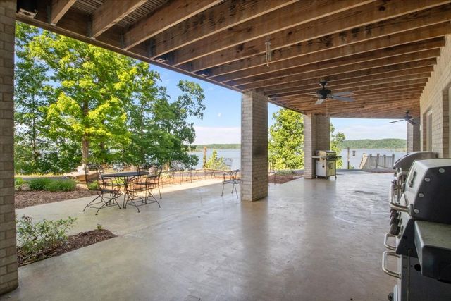 867 River Oaks Dr, Big Sandy, TN 38221