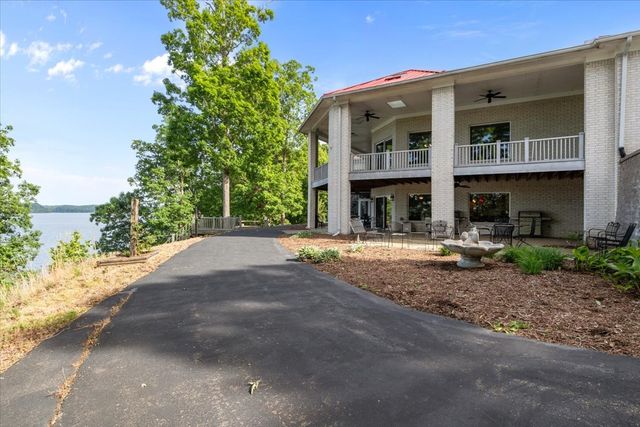 867 River Oaks Dr, Big Sandy, TN 38221