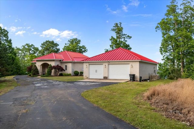 867 River Oaks Dr, Big Sandy, TN 38221