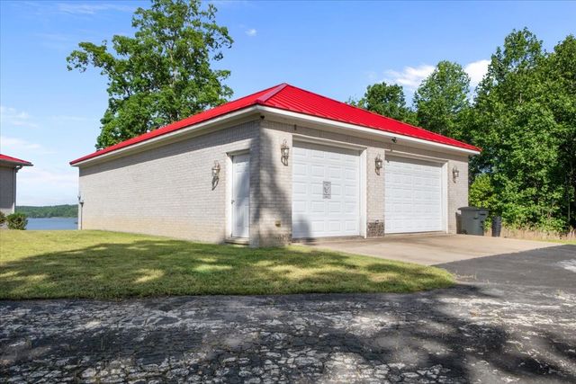 867 River Oaks Dr, Big Sandy, TN 38221