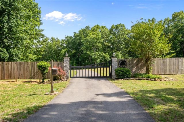 867 River Oaks Dr, Big Sandy, TN 38221