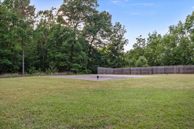 867 River Oaks Dr, Big Sandy, TN 38221