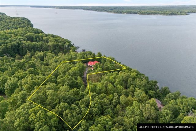 867 River Oaks Dr, Big Sandy, TN 38221
