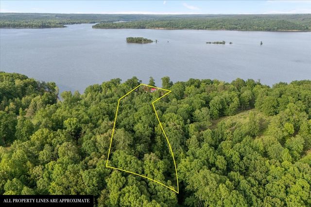 867 River Oaks Dr, Big Sandy, TN 38221