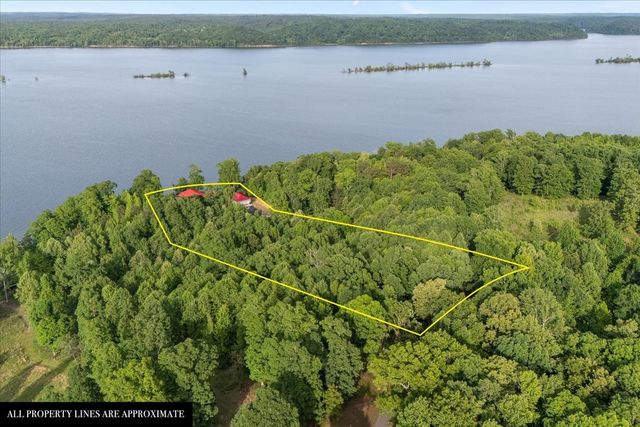 867 River Oaks Dr, Big Sandy, TN 38221