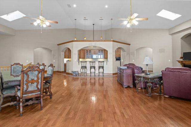 867 River Oaks Dr, Big Sandy, TN 38221