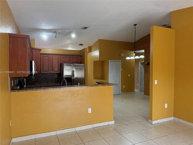 7772 NW 200 Ln, Hialeah, FL 33015