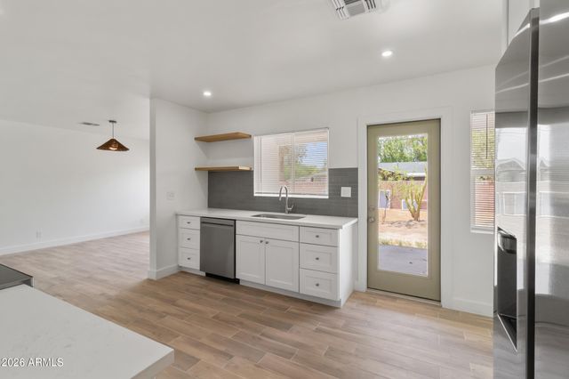 2290 W VILLAGE Drive, Phoenix, AZ 85023