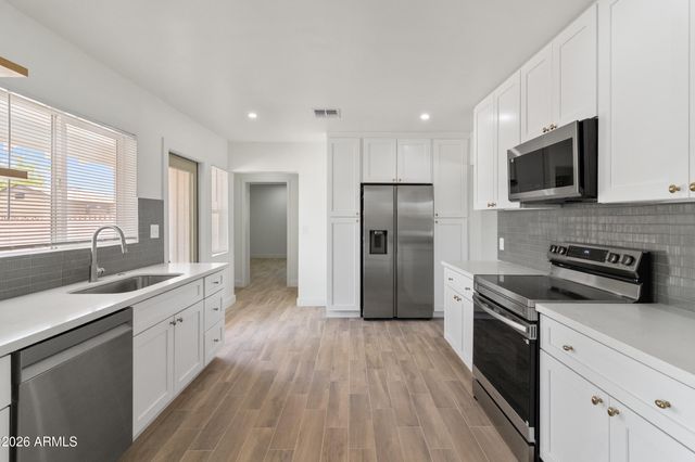 2290 W VILLAGE Drive, Phoenix, AZ 85023