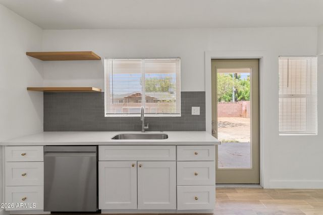 2290 W VILLAGE Drive, Phoenix, AZ 85023