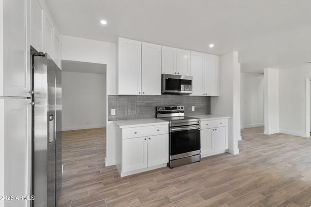 2290 W VILLAGE Drive, Phoenix, AZ 85023