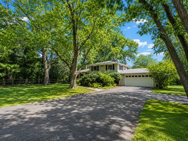 8 E Rollins Road, Round Lake Beach, IL 60073
