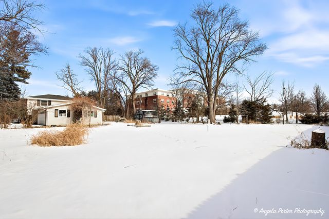 8 E Rollins Road, Round Lake Beach, IL 60073