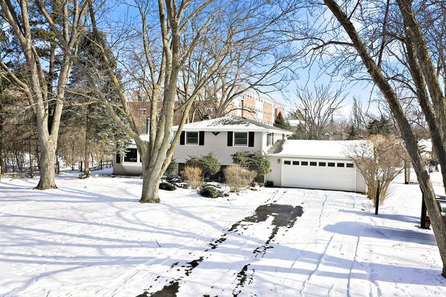 8 E Rollins Road, Round Lake Beach, IL 60073