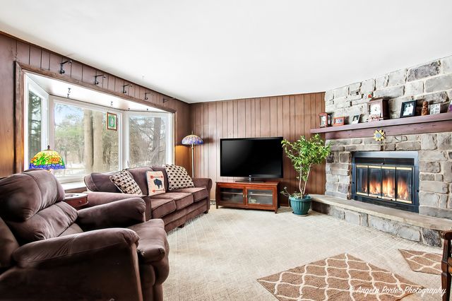 8 E Rollins Road, Round Lake Beach, IL 60073