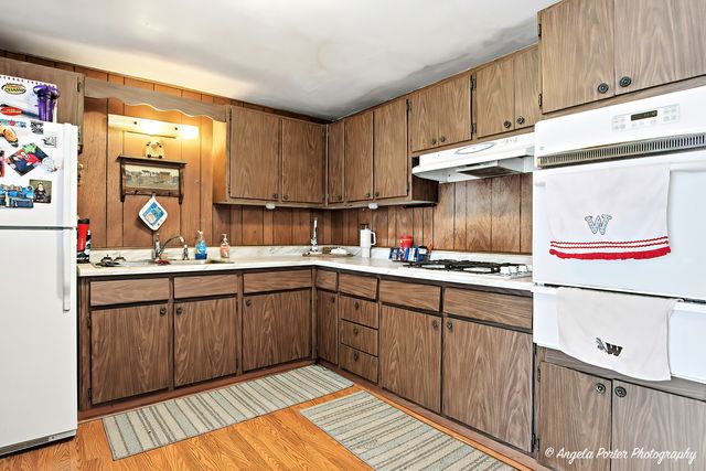 8 E Rollins Road, Round Lake Beach, IL 60073