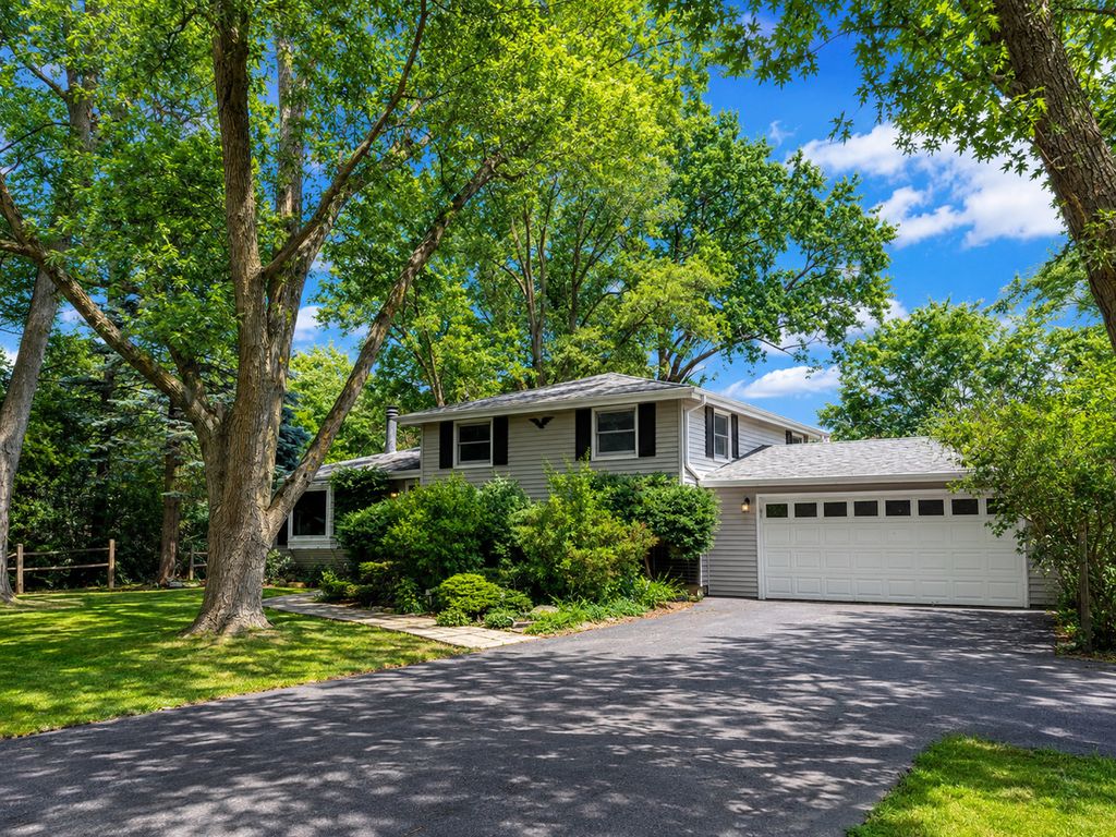 8 E Rollins Road, Round Lake Beach, IL 60073