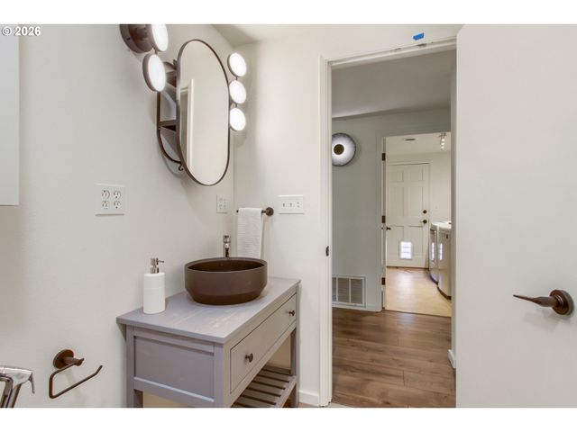 6535 Sw MILES Ct, Portland, OR 97223
