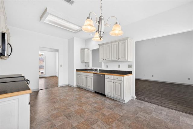 1412 Silvergate Way, Winder, GA 30680