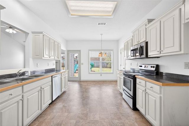 1412 Silvergate Way, Winder, GA 30680