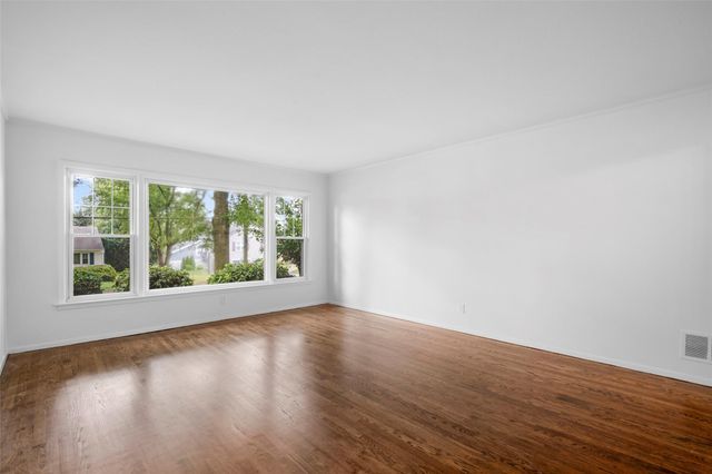 320 Stuart Drive, New Rochelle, NY 10804