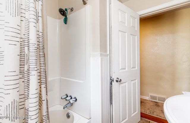 5245 Julia Rd, Louisville, KY 40258