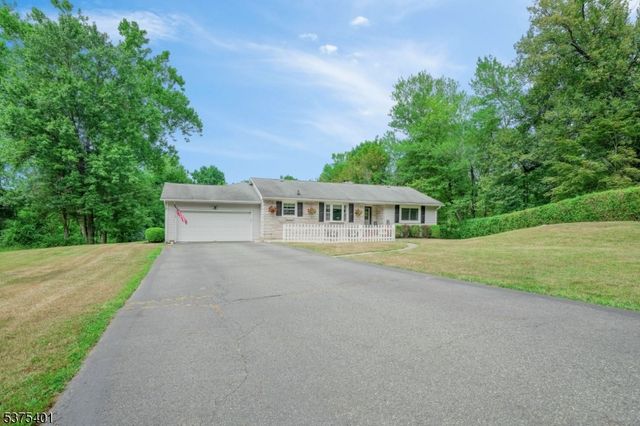 9 Chanwood Dr, Hampton Twp., NJ 07860