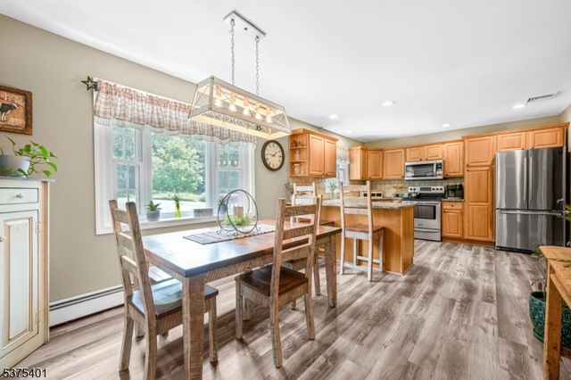 9 Chanwood Dr, Hampton Twp., NJ 07860