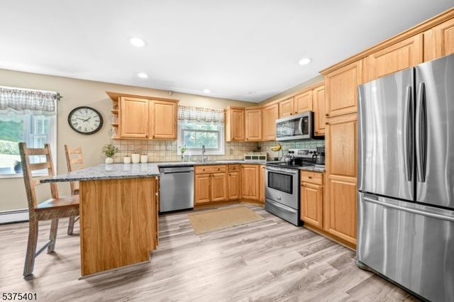 9 Chanwood Dr, Hampton Twp., NJ 07860