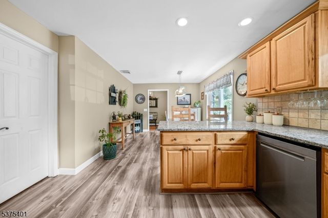 9 Chanwood Dr, Hampton Twp., NJ 07860