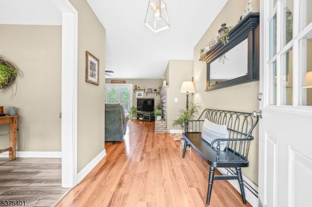 9 Chanwood Dr, Hampton Twp., NJ 07860
