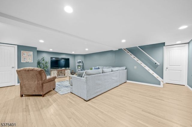 9 Chanwood Dr, Hampton Twp., NJ 07860