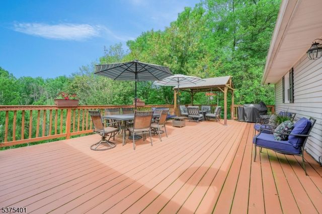9 Chanwood Dr, Hampton Twp., NJ 07860