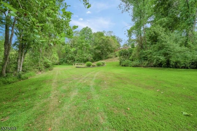 9 Chanwood Dr, Hampton Twp., NJ 07860