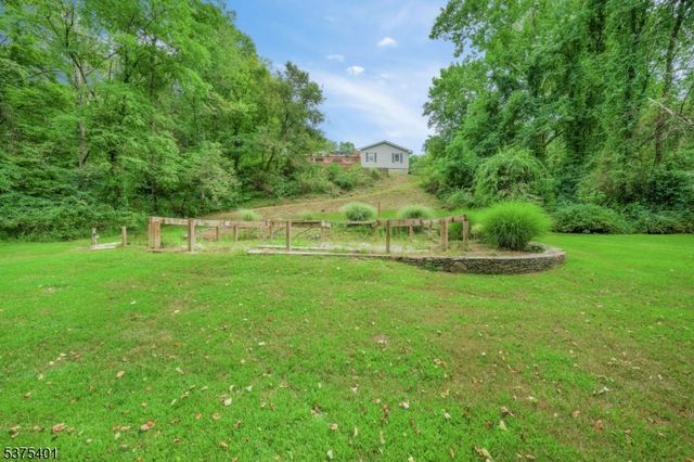 9 Chanwood Dr, Hampton Twp., NJ 07860