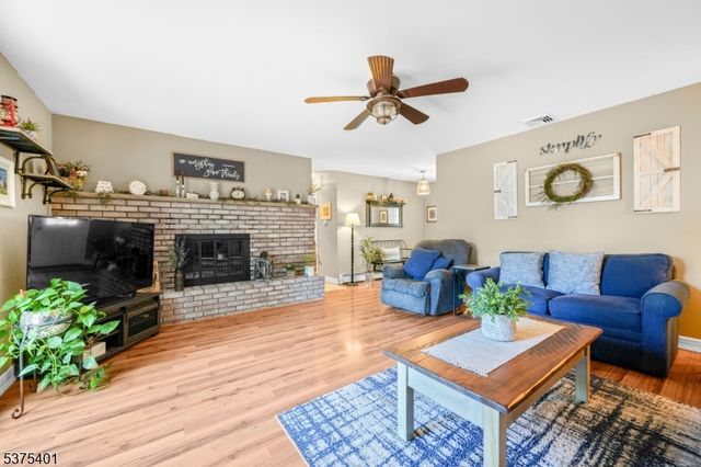 9 Chanwood Dr, Hampton Twp., NJ 07860