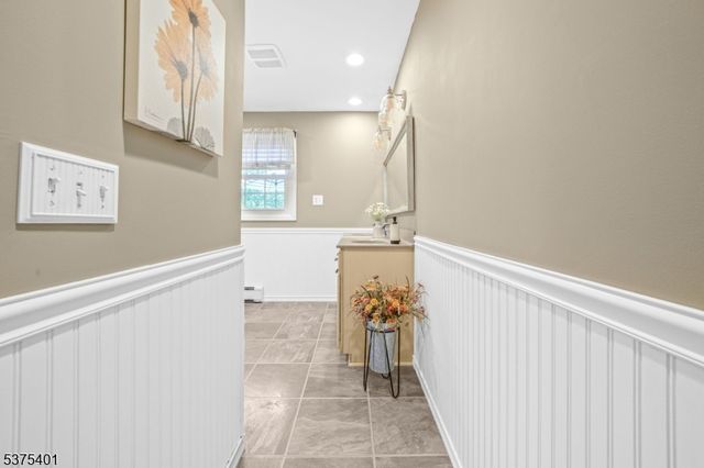 9 Chanwood Dr, Hampton Twp., NJ 07860