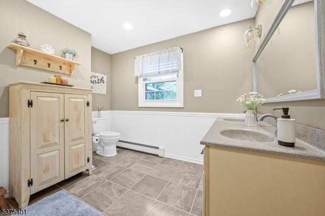 9 Chanwood Dr, Hampton Twp., NJ 07860