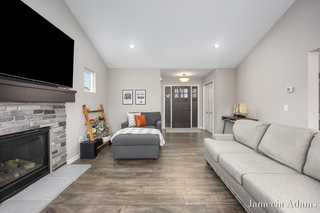 511 Ivy Grove South Grove, Grand Rapids, MI 49534