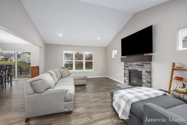 511 Ivy Grove South Grove, Grand Rapids, MI 49534