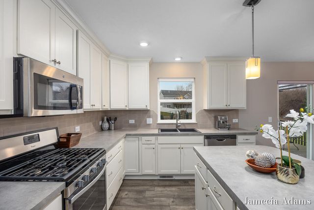 511 Ivy Grove South Grove, Grand Rapids, MI 49534