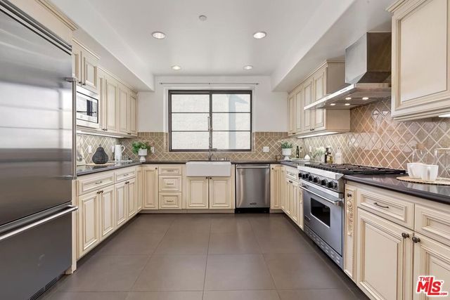 11715 Chenault Street PH1, Los Angeles, CA 90049