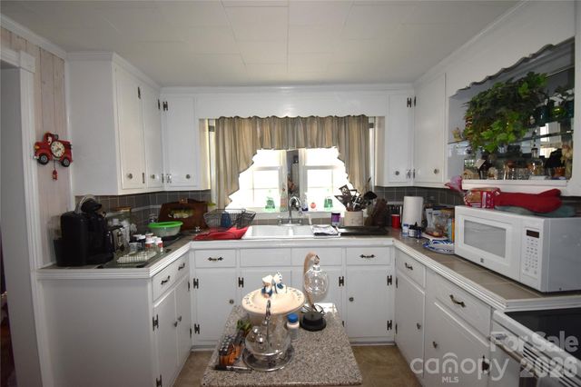 212 Sharon Avenue NW, Lenoir, NC 28645