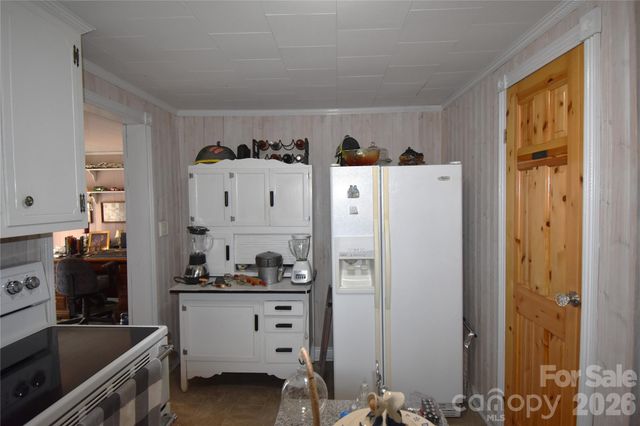 212 Sharon Avenue NW, Lenoir, NC 28645