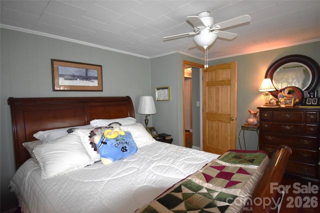 212 Sharon Avenue NW, Lenoir, NC 28645